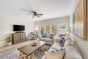 Living area - Lakefront ~ 6-Seat Golf Cart ~ Community Pool (Miramar Beach)