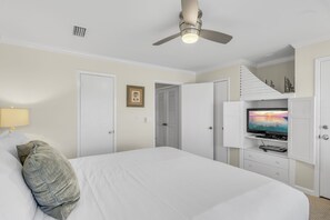 3 bedrooms, iron/ironing board, free WiFi, bed sheets - Lakefront ~ 6-Seat Golf Cart ~ Community Pool (Miramar Beach)