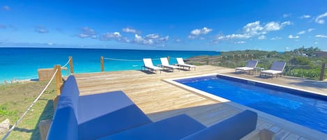 Alberca al aire libre y alberca climatizada