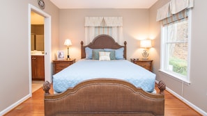 4 bedrooms, iron/ironing board, Internet, bed sheets - Seneca Memories: Luxury Lakeside Home on Seneca Lake! (Penn Yan)