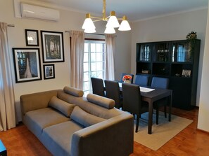 Smart TV, chimenea, futbolito y tenis de mesa 