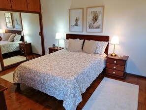 3 habitaciones, escritorio y tabla de planchar con plancha 