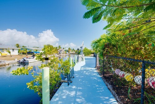 New listing 3bd/2bt Sleeps 8 "Sunset Paradise Villa" on canal Big Pine Key