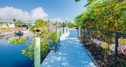 New listing 3bd/2bt Sleeps 8 "Sunset Paradise Villa" on canal Big Pine Key