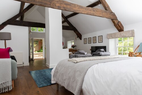 Romantic Farmhouse Apartment nr Bath and Bristol with hot tub