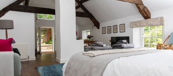 Romantic Farmhouse Apartment nr Bath and Bristol with hot tub