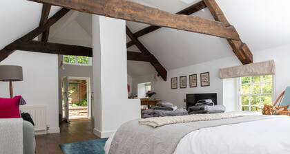 Romantic Farmhouse Apartment nr Bath and Bristol with hot tub