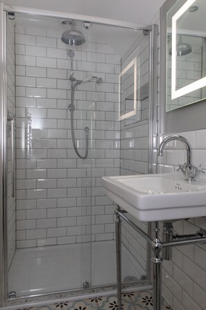 Secadora de cabello, toallas, jabón, papel de baño 