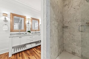 Combined shower/tub, hair dryer, towels