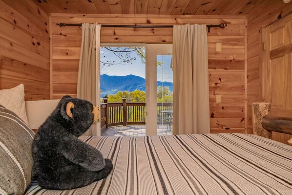 2 室のベッドルーム、デスク、アイロン / アイロン台、旅行用ベビーベッド