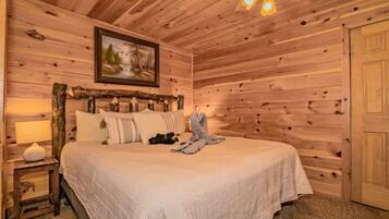 2 sovrum, skrivbord, strykjärn/strykbräda och resesäng