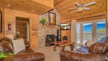 Een televisie, een open haard, een dvd-speler en een tafeltennistafel