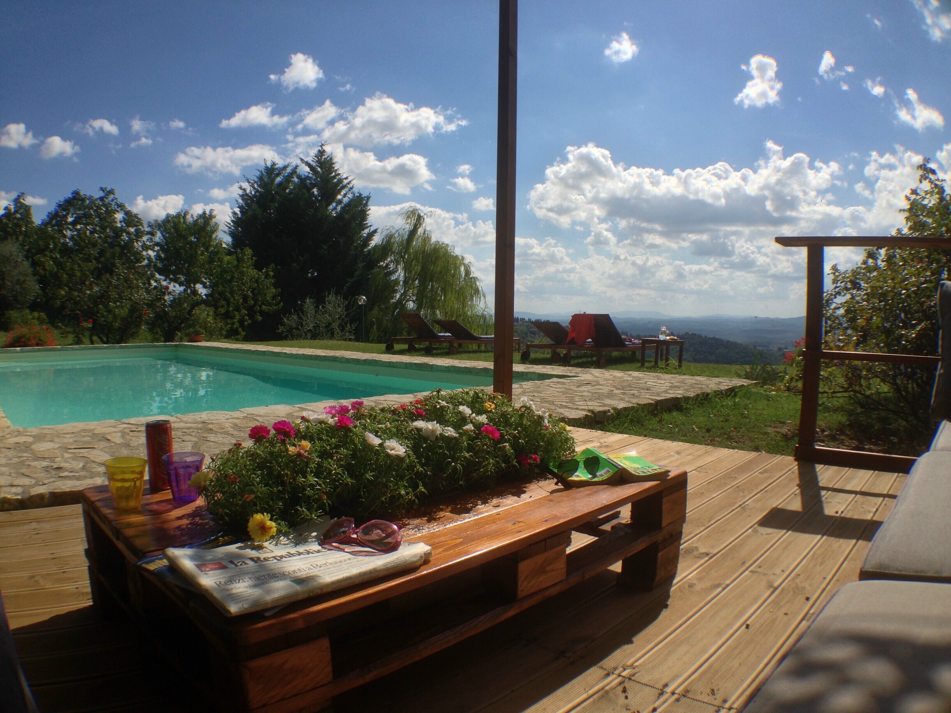 Una piscina al aire libre