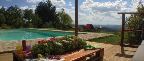 Una piscina al aire libre