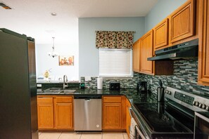 Fridge, microwave, oven, stovetop - 12min from airport / 20min from Parks (Orlando)