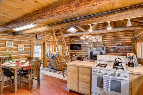 Sweet Log Cabin on the banks of Chalk Creek