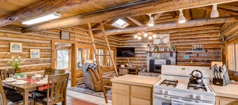 Sweet Log Cabin on the banks of Chalk Creek