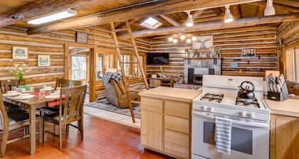Sweet Log Cabin on the banks of Chalk Creek