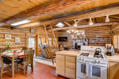 Sweet Log Cabin on the banks of Chalk Creek