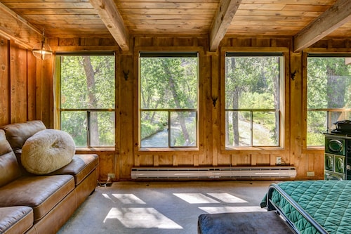 Sweet Log Cabin on the banks of Chalk Creek