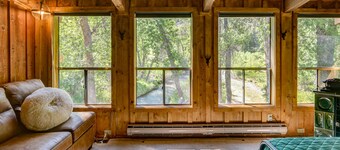 Sweet Log Cabin on the banks of Chalk Creek