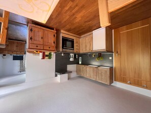 Frigorífico, horno, placa de cocina y cafetera o tetera