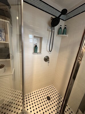 Dusche, Haartrockner, Handtücher, Seife