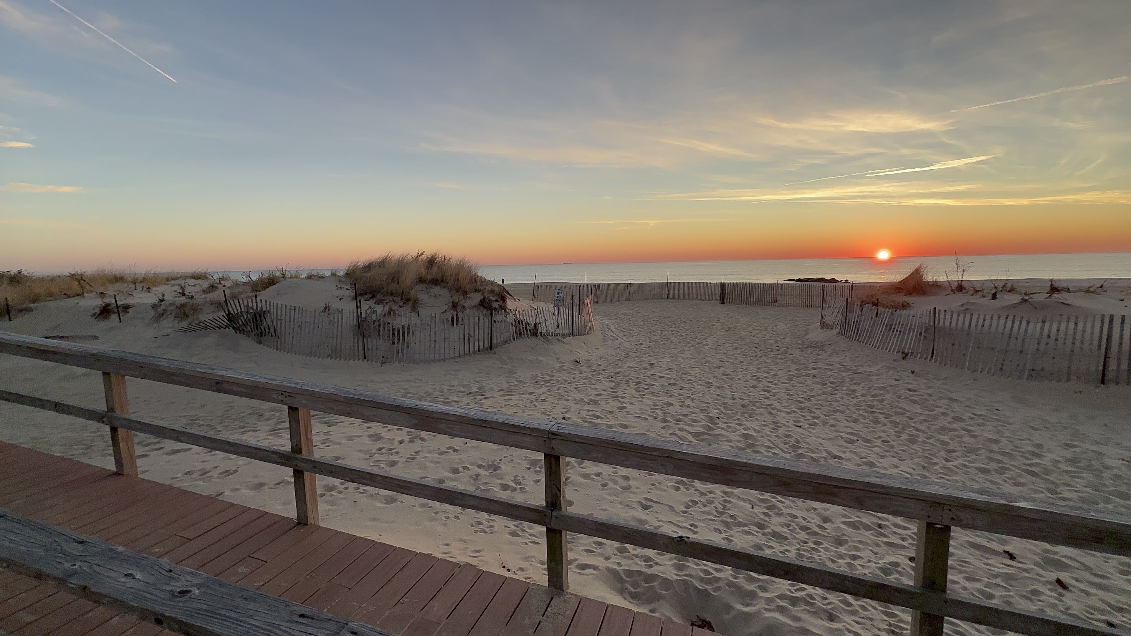 Beach nearby, sun-loungers, beach towels