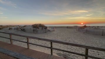 Beach nearby, sun-loungers, beach towels