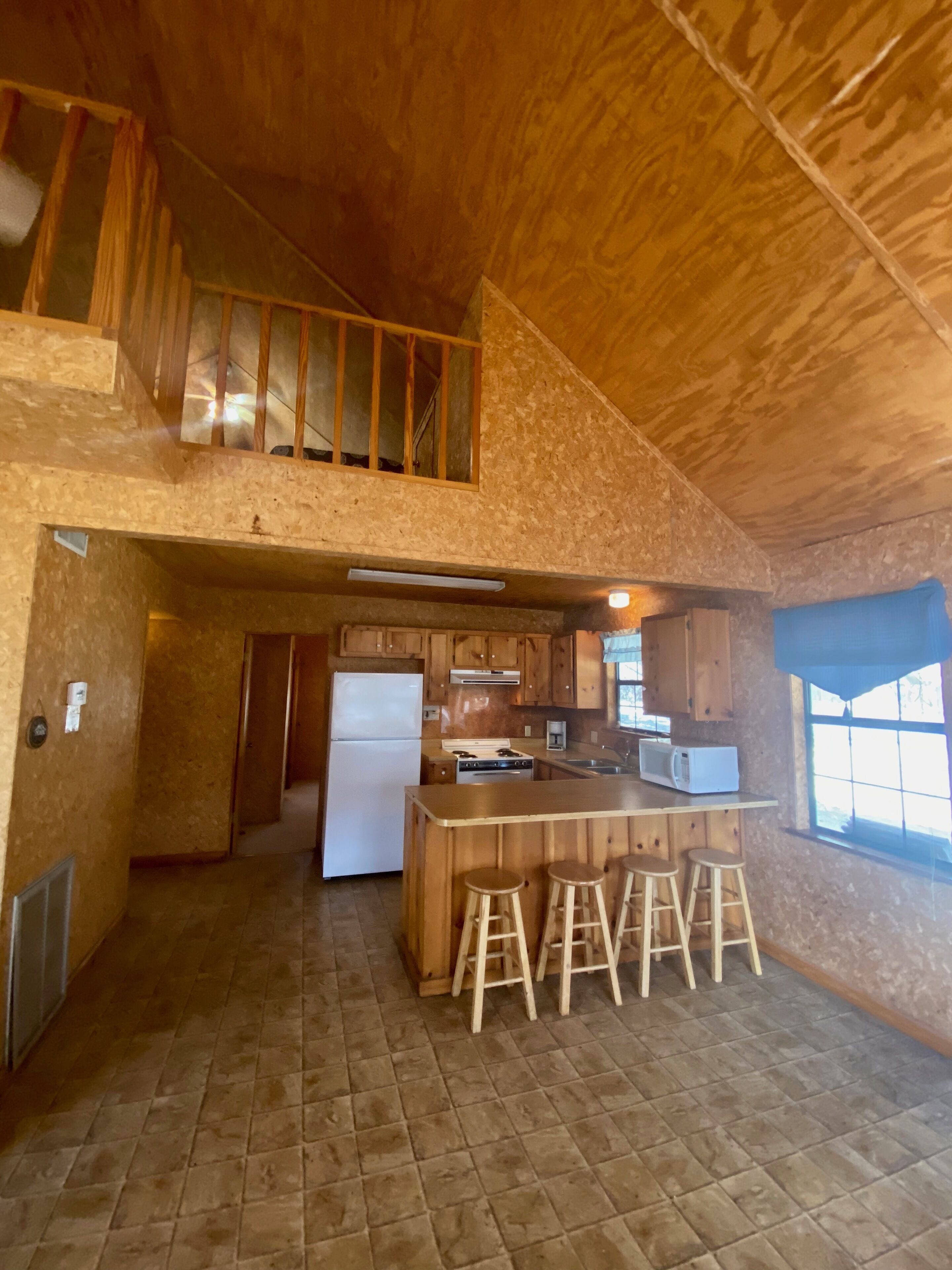 Jääkaappi, mikroaaltouuni, uuni, liesi