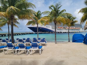 Am Strand, Liegestühle, Strandtücher