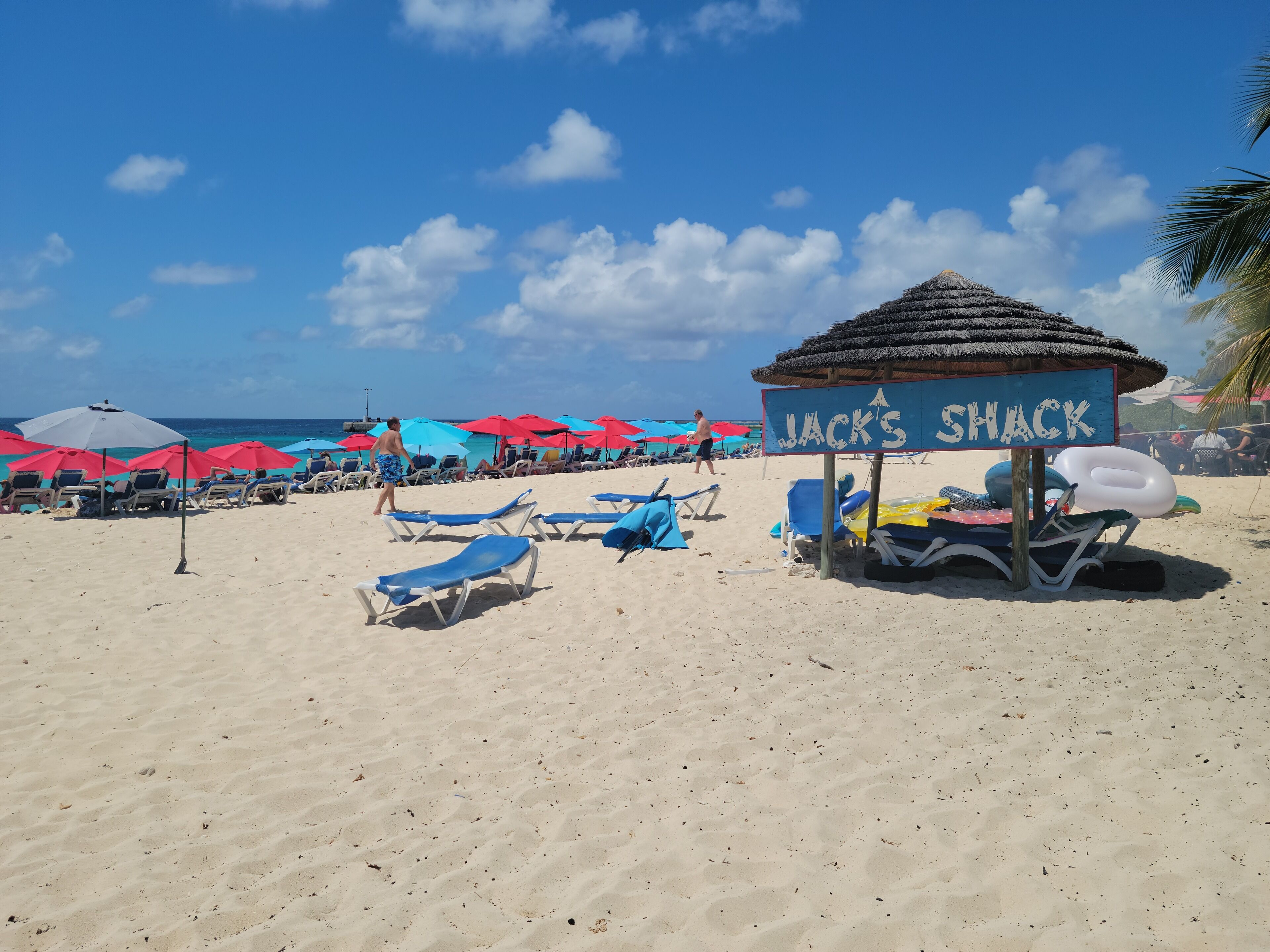 Sur la plage, chaise longue, serviettes de plage
