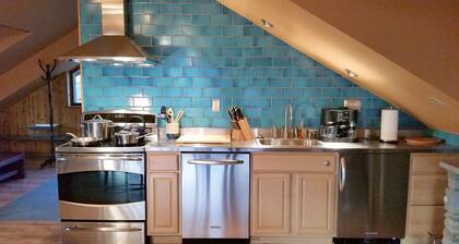 Luxe Loft apartment with Hunter mtn. views on private estate.