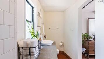 Regadera, secadora de cabello, toallas, jabón