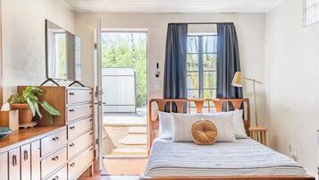 1 habitación, escritorio, tabla de planchar con plancha y cuna de viaje