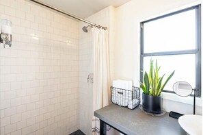 Een douche, een haardroger, handdoeken, zeep
