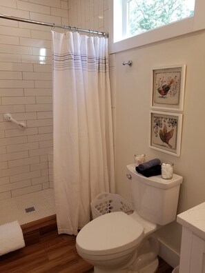 Een douche, een haardroger, handdoeken, zeep
