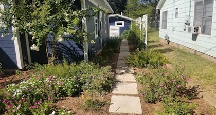 In Town. Pet Friendly. Quiet Neighborhood. Queen Bed. Perfect Getaway!