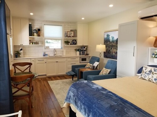 In Town. Pet Friendly. Quiet Neighborhood. Queen Bed. Perfect Getaway!