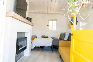 1 bedroom, desk, travel crib, free WiFi