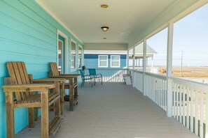 Outdoor dining - Cozy, Cute, and Just a Skip to the Shore! (Surfside Beach)