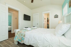 2 bedrooms, WiFi, bed sheets - Cozy, Cute, and Just a Skip to the Shore! (Surfside Beach)