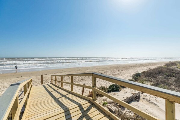 Beach nearby - Cozy, Cute, and Just a Skip to the Shore! (Surfside Beach)
