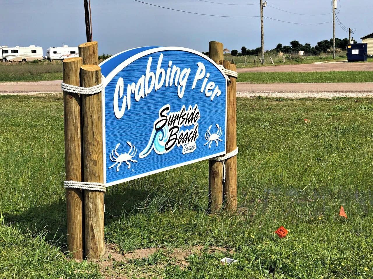Opaste, jossa lukee ”Crabbing Pier”, Surfside Beachillä, Texasissa.