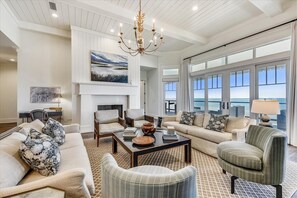 テレビ、暖炉、DVD プレーヤー