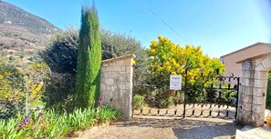 Property grounds - BEAUTIFUL ACCOMODATION ON AGRITOURISME NEAR NICE ANTIBES CANNES  (Le Bar-sur-Loup)