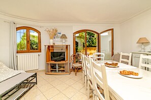 Dining - BEAUTIFUL ACCOMODATION ON AGRITOURISME NEAR NICE ANTIBES CANNES  (Le Bar-sur-Loup)