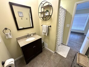 Ensemble douche/baignoire, sĂšche-cheveux, serviettes fournies, savon
