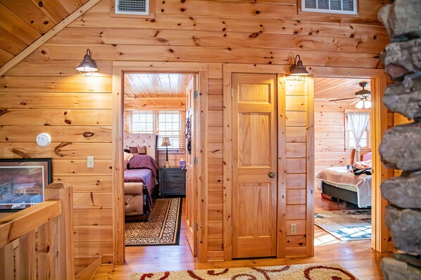 3 bedrooms, iron/ironing board, free WiFi, bed sheets - On Beautiful White River, Minutes from Sylamore Creek and Blanchard Springs (Mountain View)