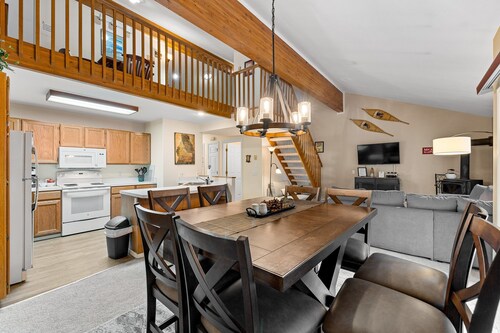 Ponderosa Retreat - Fireplace - Community year round pool - sauna - fitness center
